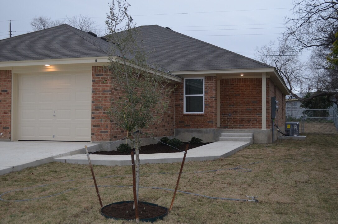 211 Coby Dr in Troy, TX - Building Photo