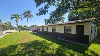 6134 SW 40th Ct in Miramar, FL - Building Photo