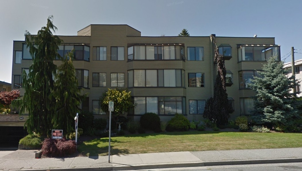 Searidge Court in White Rock, BC - Building Photo