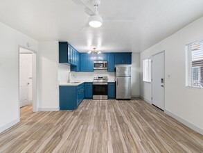 1332 Walnut Ave in Long Beach, CA - Foto de edificio - Building Photo