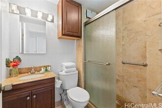2211 Ala Wai Blvd in Honolulu, HI - Building Photo - Building Photo
