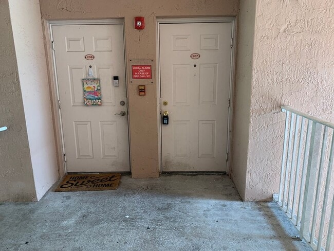 3221 Sabal Palm Manor in Hollywood, FL - Building Photo - Building Photo