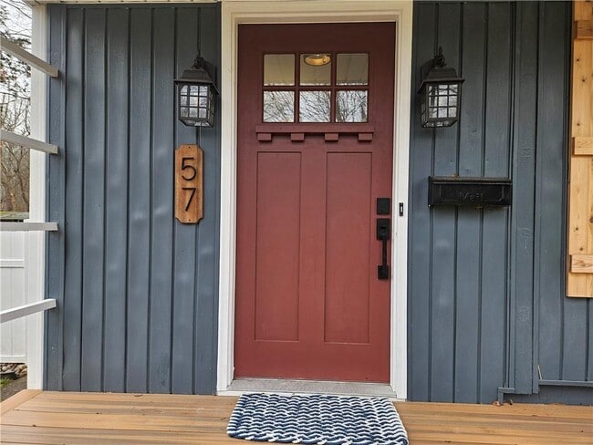 57 Wampanoag Cir in North Kingstown, RI - Building Photo - Building Photo