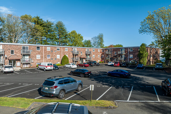 Pinewood Terrace Condominiums in Bristol, CT - Foto de edificio - Building Photo