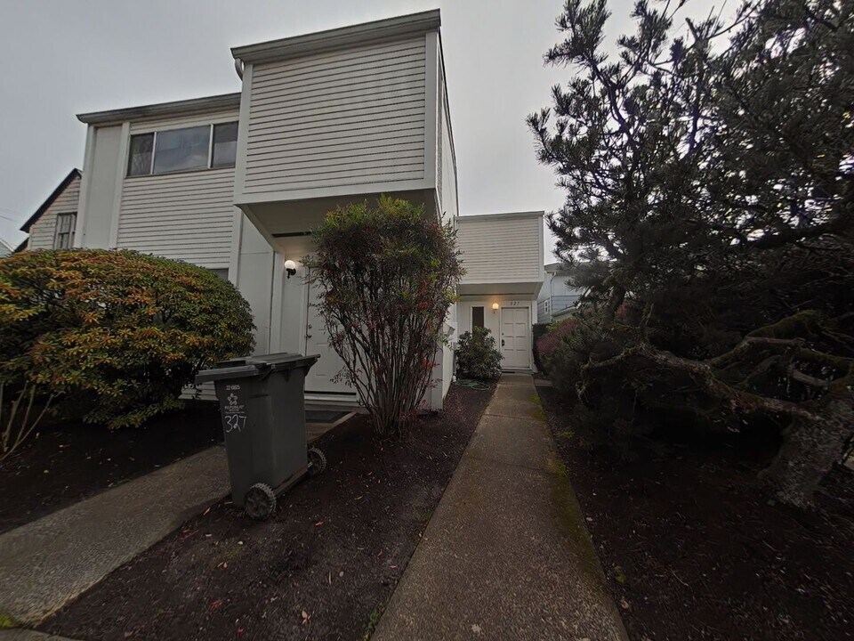 327-333 NW 12th St in Corvallis, OR - Building Photo