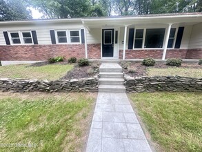 8 Hill Dr in Ballston Lake, NY - Building Photo - Building Photo