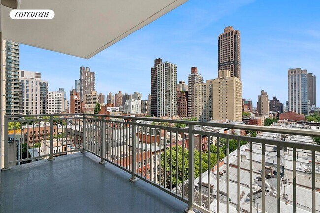 300 E 83rd St in New York, NY - Building Photo - Building Photo