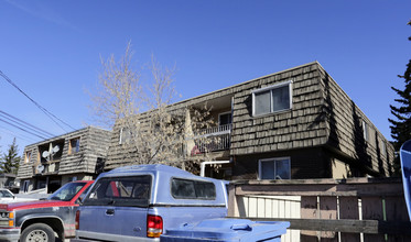 4117 Bow Trl SW in Calgary, AB - Building Photo - Building Photo