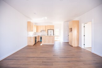 7761 SE 77th Ave in Portland, OR - Foto de edificio - Building Photo