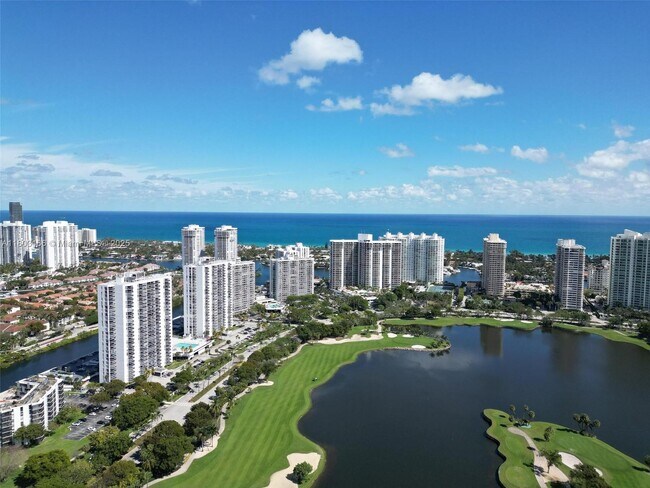 3675 N Country Club Dr in Aventura, FL - Building Photo - Building Photo