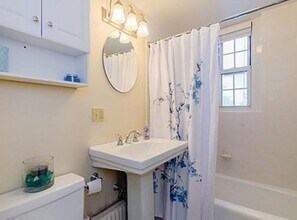 1370 Beacon St, Unit 504 in Brookline, MA - Foto de edificio - Building Photo