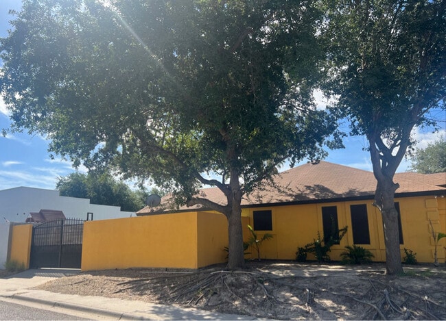 409 Gaucho Ln in Laredo, TX - Building Photo - Building Photo