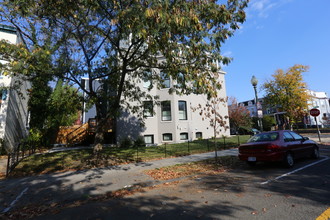 900 11th St NE in Washington, DC - Foto de edificio - Building Photo