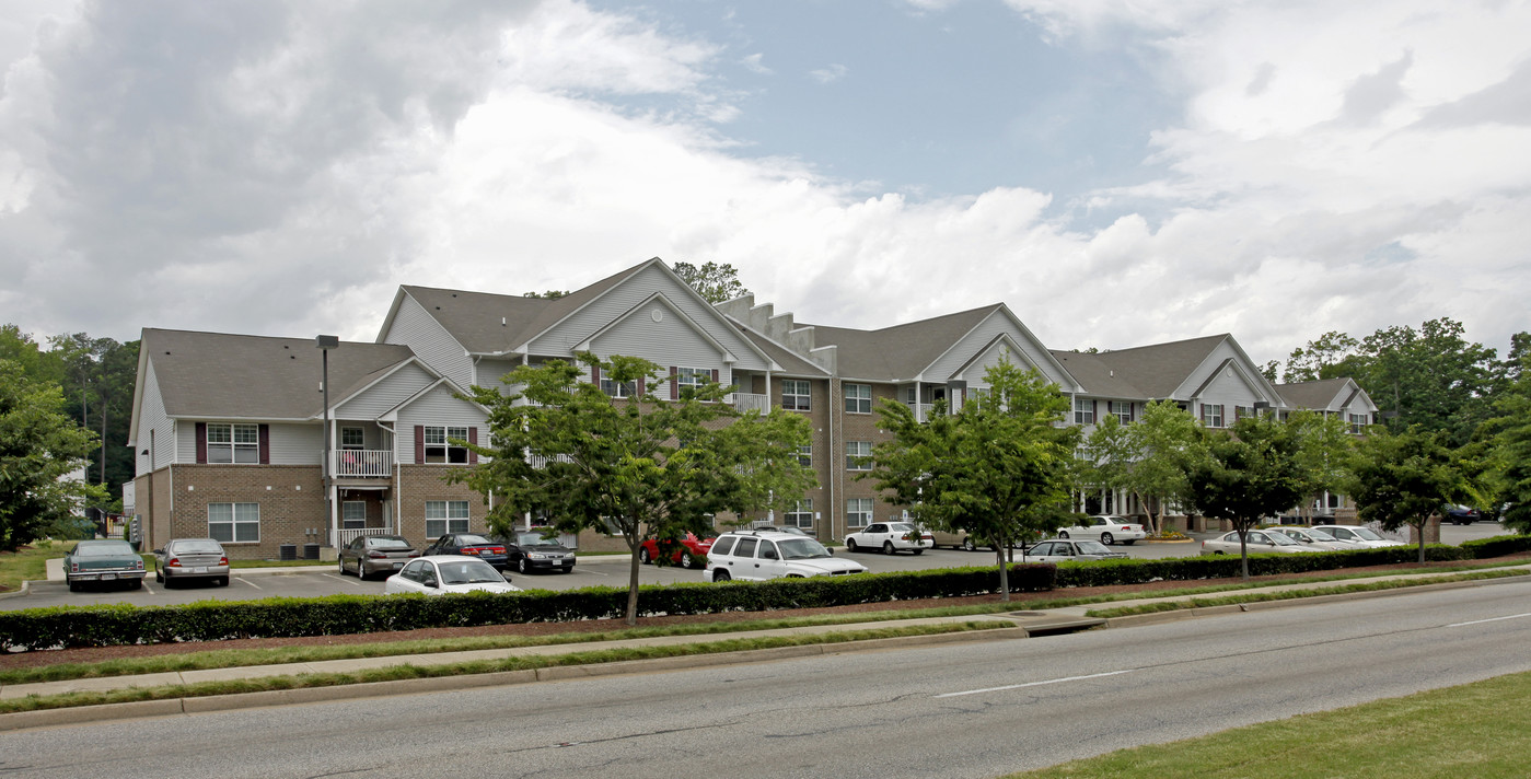 Checed Warwick in Newport News, VA - Foto de edificio