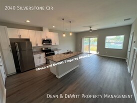 2040 Silverstone Cir in Clearwater, FL - Foto de edificio - Building Photo