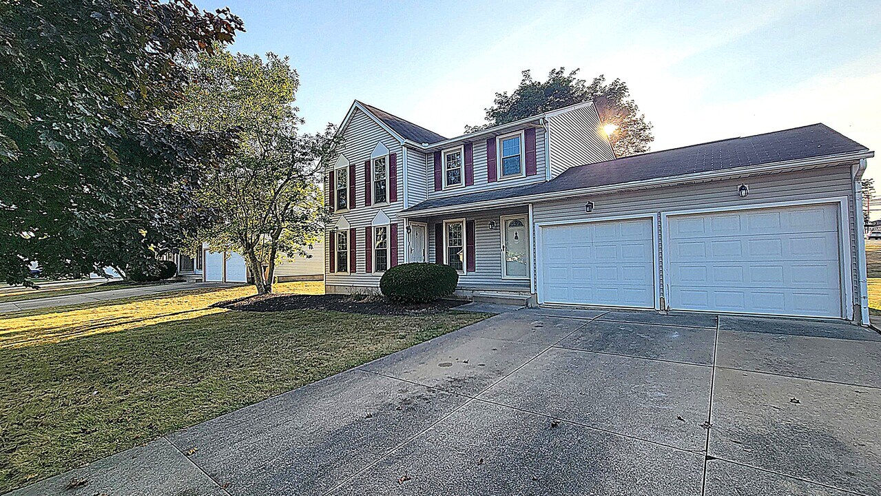 6525 Blossomwood Cir NE in Canton, OH - Foto de edificio