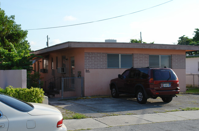 527 SW 10th St in Miami, FL - Building Photo - Building Photo