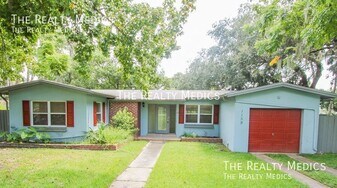 1159 Fountainhead Dr in Deltona, FL - Building Photo