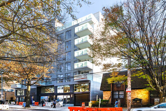 Penrose Tower in Flushing, NY - Foto de edificio - Building Photo