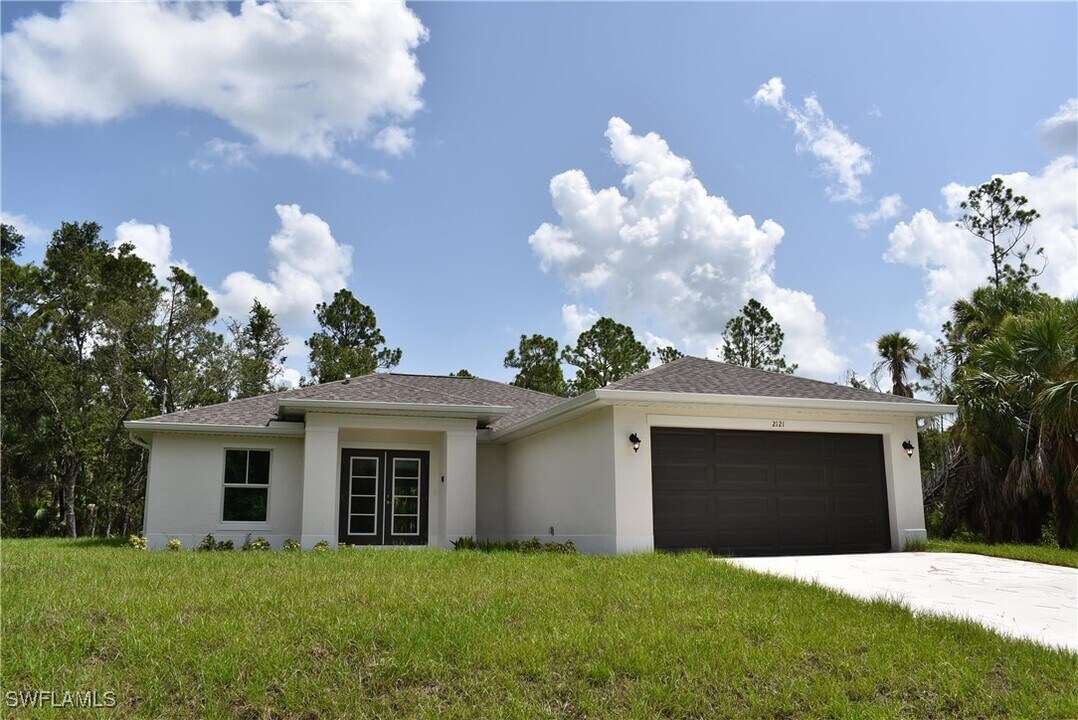 2121 Firebrand Rd in North Port, FL - Building Photo