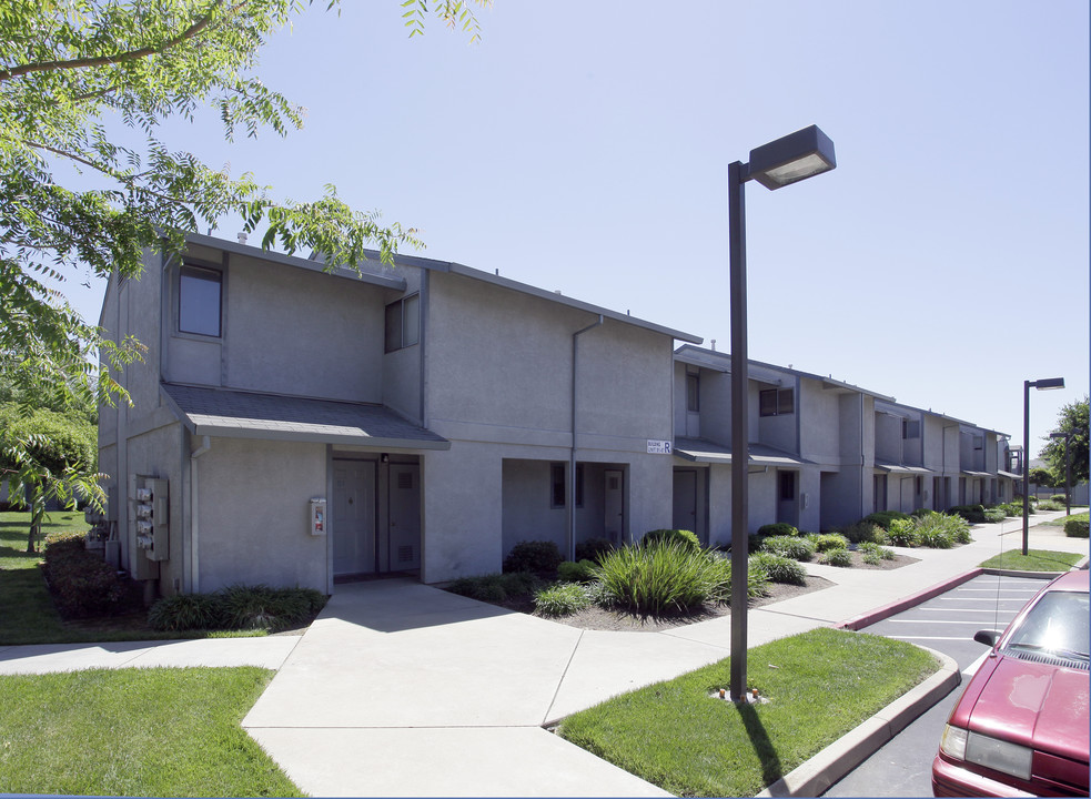 Mahal Plaza Apartments in Yuba City, CA - Foto de edificio