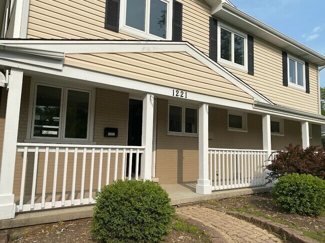 1221 N Chicago Ave in Arlington Heights, IL - Building Photo - Building Photo