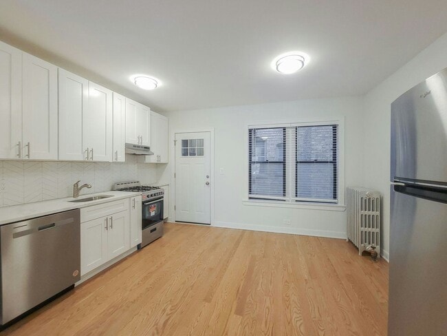 property at 931 1/2 W Sunnyside Ave