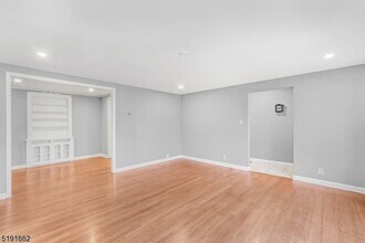 27 Hillcrest Rd in Warren, NJ - Building Photo - Building Photo