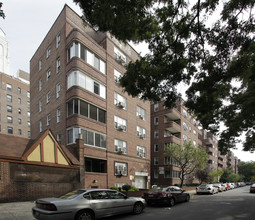 83-33 Austin St in Kew Gardens, NY - Foto de edificio - Building Photo