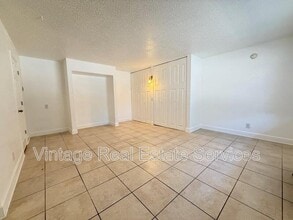 3301 58th Ave S in St. Petersburg, FL - Foto de edificio - Building Photo