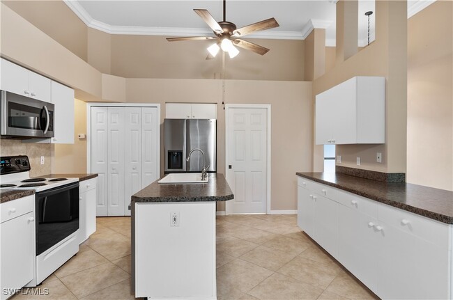 22179 Seashore Cir in Estero, FL - Foto de edificio - Building Photo