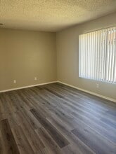 Mission Garden Apartments in Riverside, CA - Foto de edificio - Building Photo