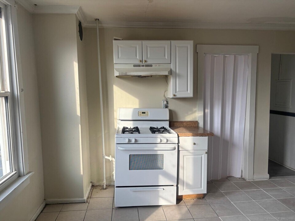 1308 E Main St in Waterbury, CT - Building Photo