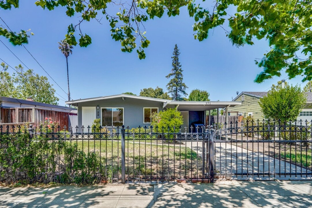 171 Hamilton Ave in Menlo Park, CA - Building Photo