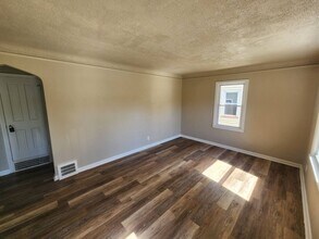 5574 Waterbury Ave in Maple Heights, OH - Building Photo - Building Photo