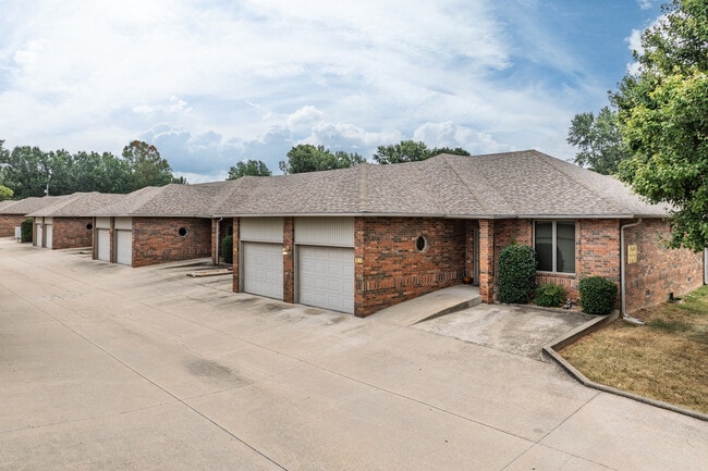 Kickapoo Prairie Retirement in Springfield, MO - Building Photo - Building Photo