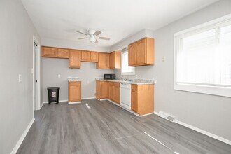 4905 Donovan Dr in Garfield Heights, OH - Building Photo - Building Photo
