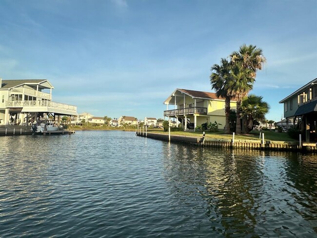 1438 Mango Dr in Tiki Island, TX - Foto de edificio - Building Photo