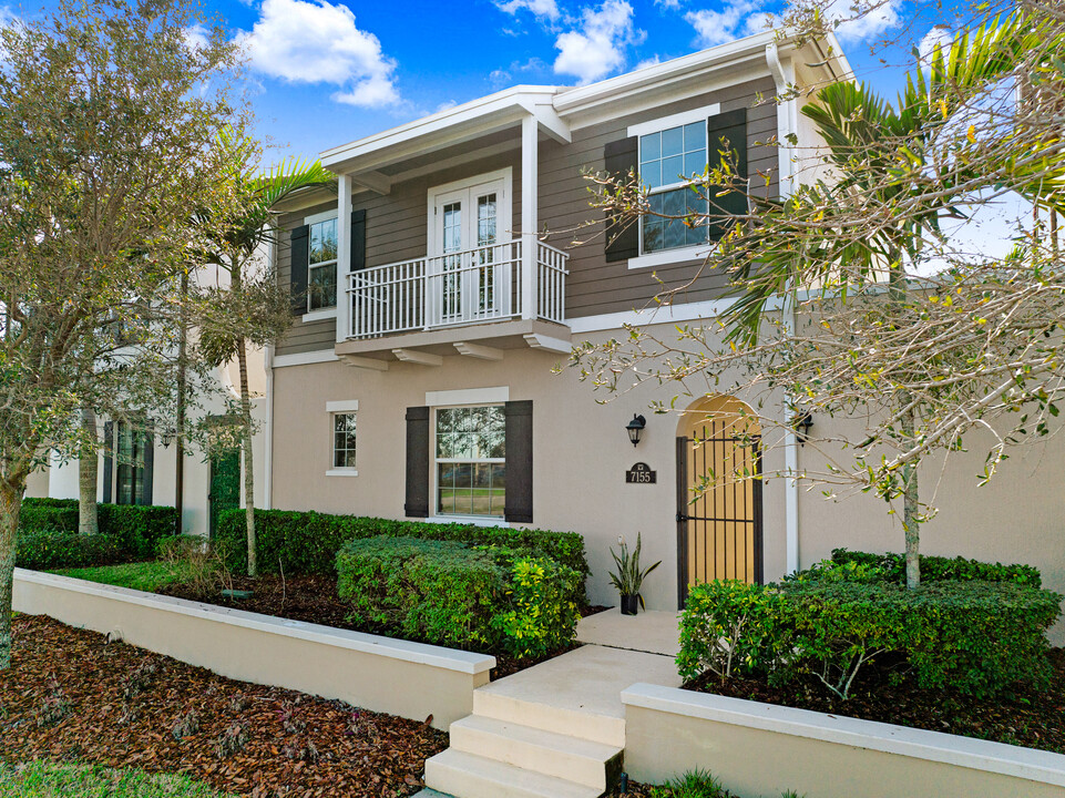 7155 Primavera Ln in Melbourne, FL - Foto de edificio