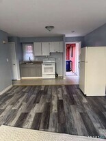 240 Oak St, Unit 18 in Bridgeport, CT - Building Photo