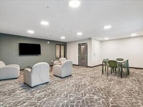 ARRO Senior (55+) Apartments in Hiawatha, IA - Foto de edificio - Building Photo