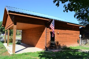 1472 Lakeside Dr in Huntsville, TX - Building Photo