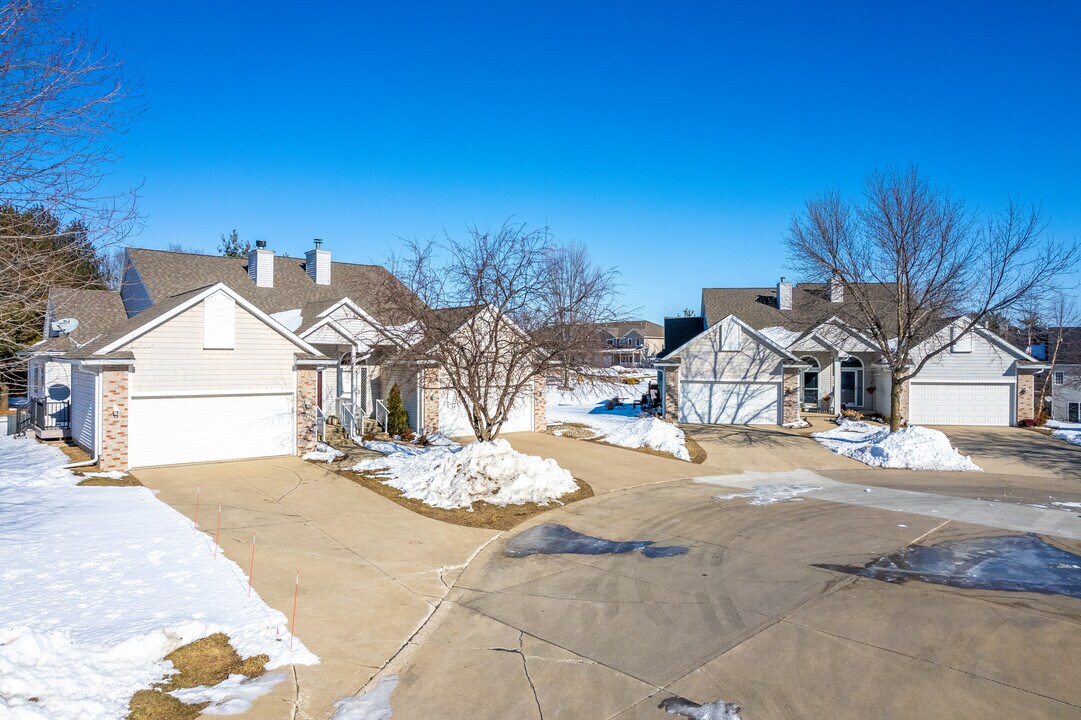 The Townhomes of Foxdale in Urbandale, IA - Building Photo