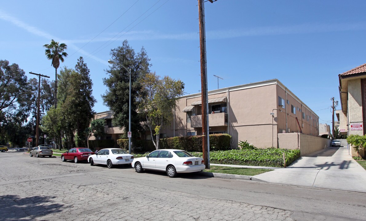 6911 Remmet Ave in Canoga Park, CA - Building Photo