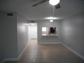 10346 NW 11th St, Unit 104 in Pembroke Pines, FL - Building Photo - Building Photo