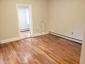 80 Grant St, Unit 1 in Somerville, MA - Foto de edificio - Building Photo