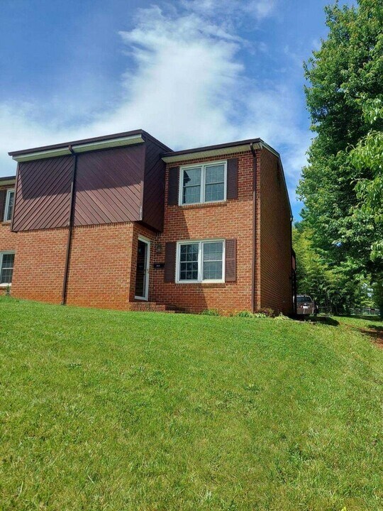 3816 Plantation Rd NE in Roanoke, VA - Building Photo