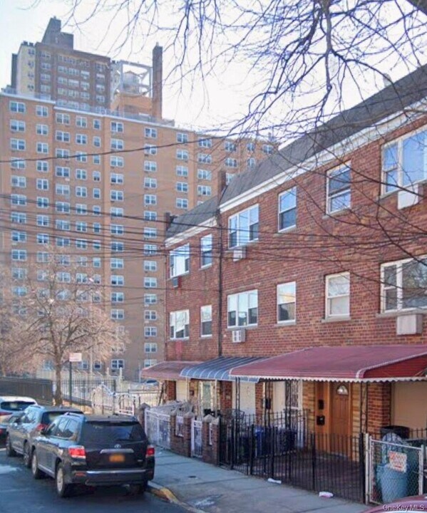 762 E 211th St in Bronx, NY - Building Photo