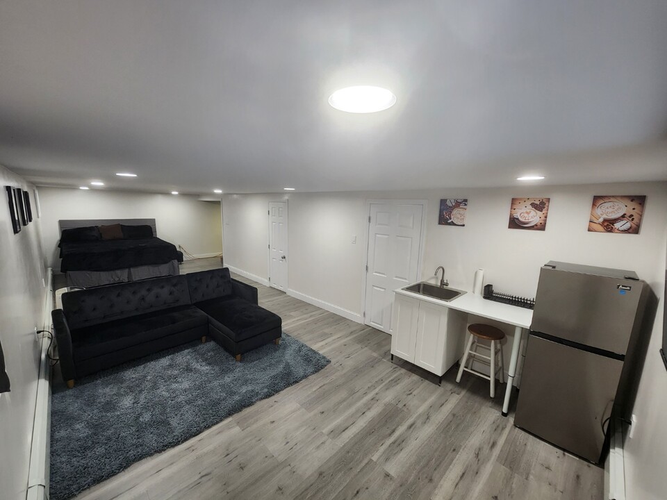 700 Koelbel Ct in Baldwin, NY - Building Photo
