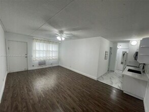 3211 SW 44th St in Fort Lauderdale, FL - Foto de edificio - Building Photo